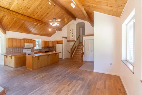 Living - 17653 Cougar Ct, Weed, CA 96094 photo 2 of 8