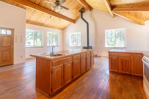 Living - 17653 Cougar Ct, Weed, CA 96094 photo 5 of 8
