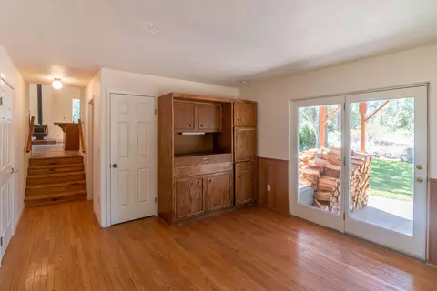 Living - 17653 Cougar Ct, Weed, CA 96094 photo 7 of 8