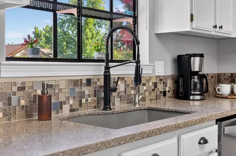 Kitchen - 2715 Howard Dr, Redding, CA 96001 photo 6 of 7