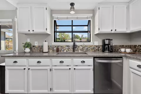 Kitchen - 2715 Howard Dr, Redding, CA 96001 photo 4 of 7