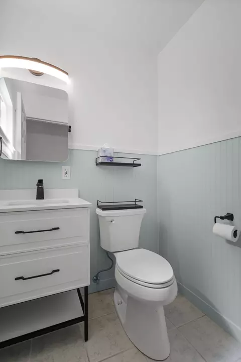 Bath - 3971 Meteor St, Redding, CA 96002 photo 2 of 4