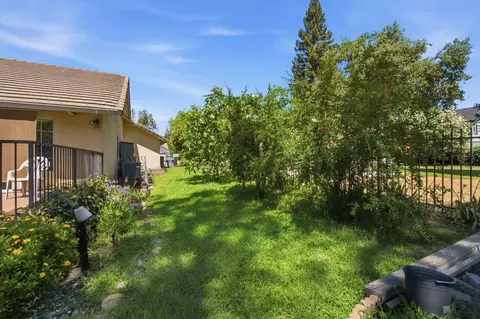 Exterior - 3715 Eagle Pkwy, Redding, CA 96001 photo 9 of 10