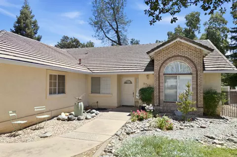 Exterior - 3715 Eagle Pkwy, Redding, CA 96001 photo 2 of 10