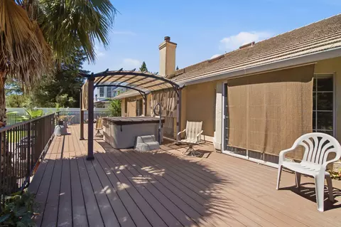 Exterior - 3715 Eagle Pkwy, Redding, CA 96001 photo 5 of 10