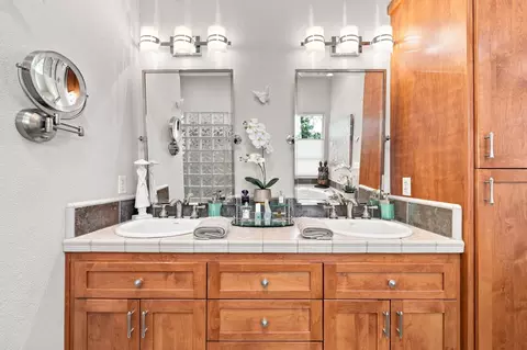 Bath - 3179 Pinot Path, Redding, CA 96001 photo 2 of 6