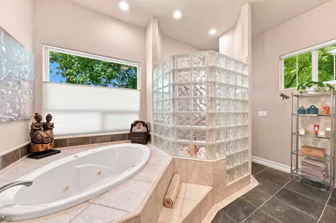 Bath - 3179 Pinot Path, Redding, CA 96001 photo 3 of 6