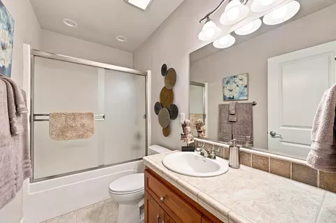 Bath - 3179 Pinot Path, Redding, CA 96001 photo 5 of 6