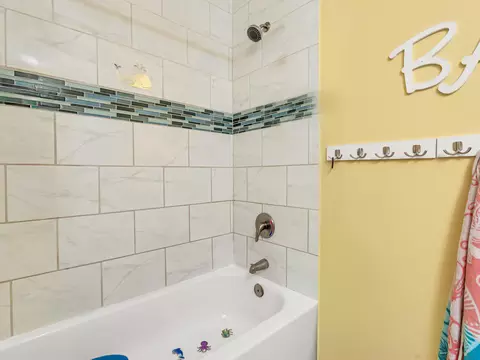 Bath - 3630 Summit Dr, Redding, CA 96001 photo 3 of 5