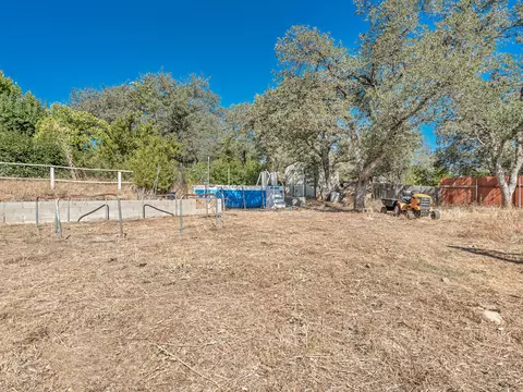 Exterior - 3630 Summit Dr, Redding, CA 96001 photo 7 of 10