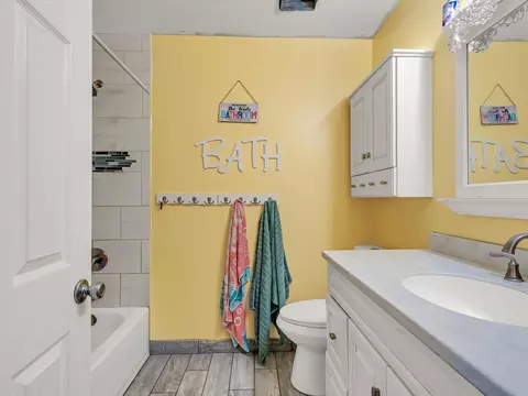 Bath - 3630 Summit Dr, Redding, CA 96001 photo 2 of 5