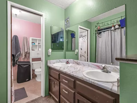 Bath - 3630 Summit Dr, Redding, CA 96001 photo 4 of 5