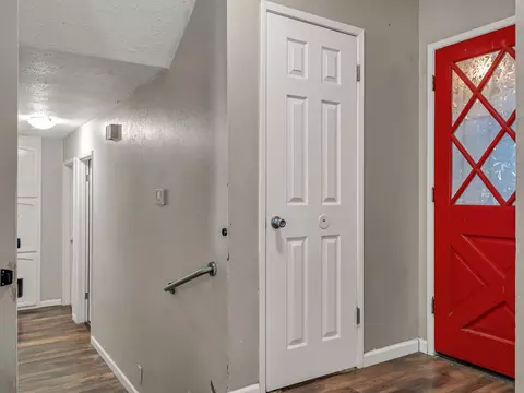 Entry Way - 3630 Summit Dr, Redding, CA 96001 photo 1 of 2