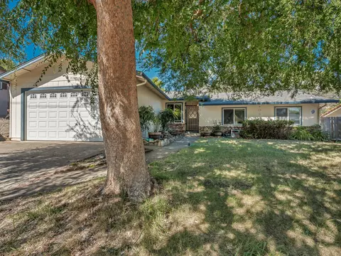 Exterior - 3630 Summit Dr, Redding, CA 96001 photo 2 of 10