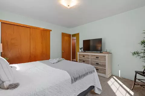 Bedroom - 22065 Loop Dr, Redding, CA 96003 photo 6 of 7
