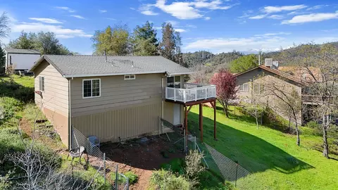 Exterior - 22065 Loop Dr, Redding, CA 96003 photo 14 of 17