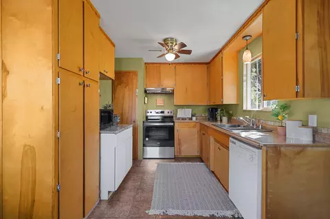 Kitchen - 22065 Loop Dr, Redding, CA 96003 photo 3 of 5