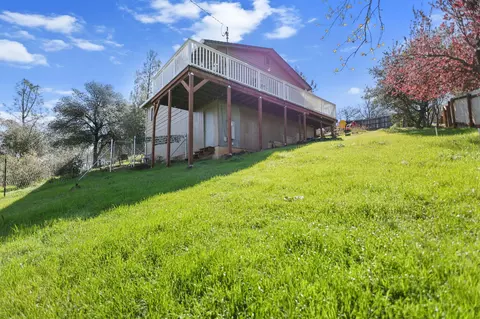 Exterior - 22065 Loop Dr, Redding, CA 96003 photo 16 of 17