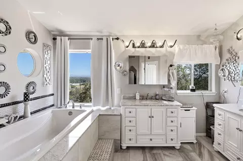 Bath - 4207 Frances Dr, Redding, CA 96001 photo 3 of 6