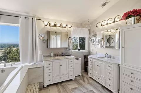 Bath - 4207 Frances Dr, Redding, CA 96001 photo 1 of 6