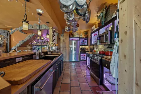 Kitchen - 789 Doral Trl, Redding, CA 96003 photo 2 of 5