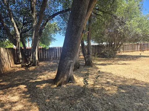 Exterior - 984 Camino, Redding, CA 96002 photo 5 of 6