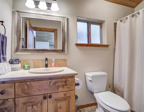 Bath - 13255 Circle Dr, Old Station, CA 96071 photo 4 of 8