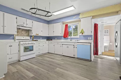 Kitchen - 2501 Star Dr, Redding, CA 96001 photo 3 of 4