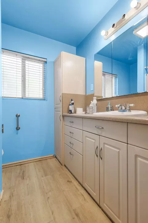 Bath - 2501 Star Dr, Redding, CA 96001 photo 2 of 5