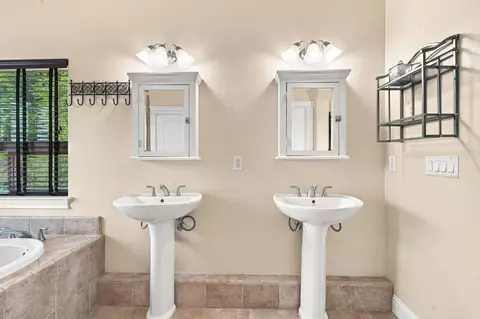 Bath - 3713 Mario Ave, Redding, CA 96001 photo 3 of 5