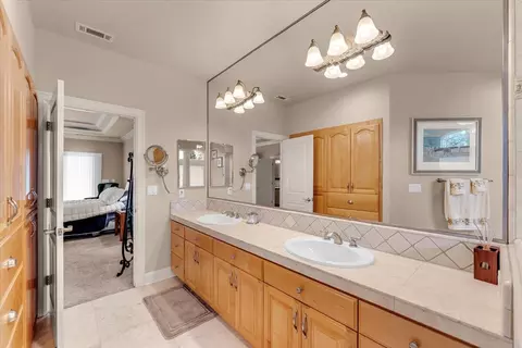 Bath - 19549 San Vincente Dr, Redding, CA 96003 photo 3 of 6
