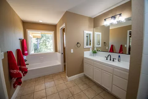 Bath - 21370 Wilcox Rd, Red Bluff, CA 96080 photo 5 of 6