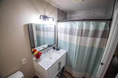 Bath - 21370 Wilcox Rd, Red Bluff, CA 96080 photo 3 of 6