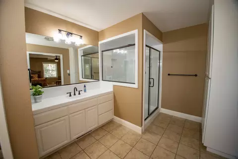 Bath - 21370 Wilcox Rd, Red Bluff, CA 96080 photo 4 of 6