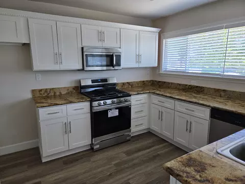 Kitchen - 3235 Stratford Ave, Redding, CA 96001 photo 2 of 4