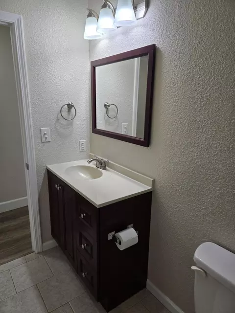 Bath - 3235 Stratford Ave, Redding, CA 96001 photo 5 of 7