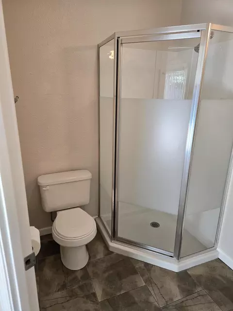 Bath - 3235 Stratford Ave, Redding, CA 96001 photo 3 of 7