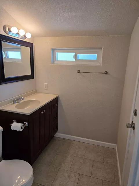 Bath - 3235 Stratford Ave, Redding, CA 96001 photo 7 of 7