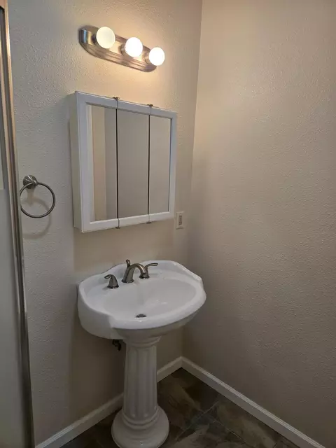 Bath - 3235 Stratford Ave, Redding, CA 96001 photo 4 of 7