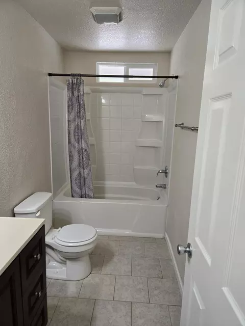 Bath - 3235 Stratford Ave, Redding, CA 96001 photo 6 of 7
