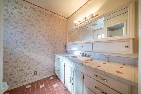 Bath - 1654 El Dorado Way, Redding, CA 96002 photo 1 of 3