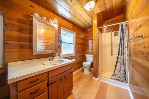 Bath - 13613 Jaybird Way, Redding, CA 96003 photo 3 of 3