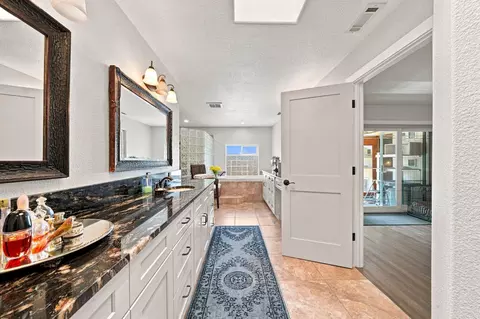 Bath - 3339 Dodson Ln, Anderson, CA 96007 photo 3 of 5
