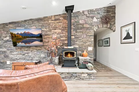 Living - 3339 Dodson Ln, Anderson, CA 96007 photo 1 of 8