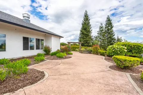 Exterior - 3025 Misty Glen Dr, Redding, CA 96001 photo 9 of 39