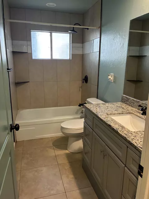 Bath - 2663 Irwin Rd, Redding, CA 96002 photo 1 of 2