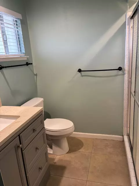 Bath - 2663 Irwin Rd, Redding, CA 96002 photo 1 of 1