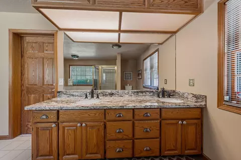 Bath - 1533 Arroyo Manor Dr, Redding, CA 96003 photo 2 of 5