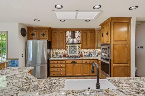 Kitchen - 1533 Arroyo Manor Dr, Redding, CA 96003 photo 2 of 5