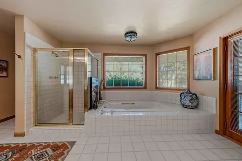 Bath - 1533 Arroyo Manor Dr, Redding, CA 96003 photo 3 of 5